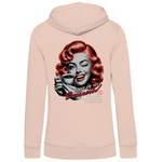 Hellrosa Damen-Hoodie, Rückansicht, mit einem Vintage-inspirierten Design. Das Motiv zeigt eine Frau mit roten Locken, die eine Kaffeetasse hält und zwinkert. Der Text lautet „None of my Business!“, darunter steht: „Your drama is really entertaining to someone else.“. Das Design kombiniert Retro-Ästhetik mit einem humorvollen Statement, auf der Rückseite des Hoodies.