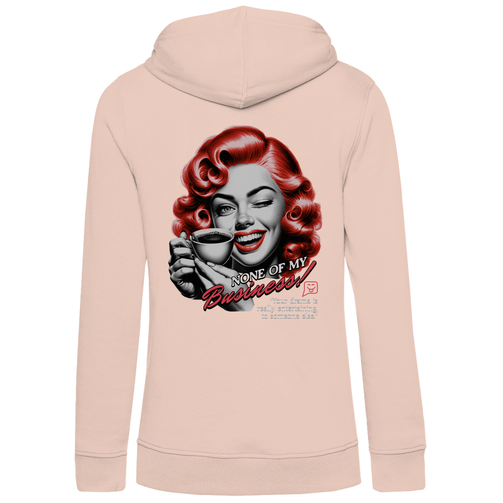 Hellrosa Damen-Hoodie, Rückansicht, mit einem Vintage-inspirierten Design. Das Motiv zeigt eine Frau mit roten Locken, die eine Kaffeetasse hält und zwinkert. Der Text lautet „None of my Business!“, darunter steht: „Your drama is really entertaining to someone else.“. Das Design kombiniert Retro-Ästhetik mit einem humorvollen Statement, auf der Rückseite des Hoodies.