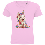 Ein rosa Kinder-T-Shirt mit einem fröhlichen Einhorn-Design. Das Einhorn hat eine pastellfarbene Regenbogenmähne und einen passenden Schweif. Es sitzt lachend auf dem T-Shirt und strahlt pure Freude aus. Das Motiv ist in leuchtenden Farben gestaltet und hebt sich gut vom weißen Hintergrund des T-Shirts ab, ideal für kleine Einhorn-Fans und perfekt für farbenfrohe, magische Momente.