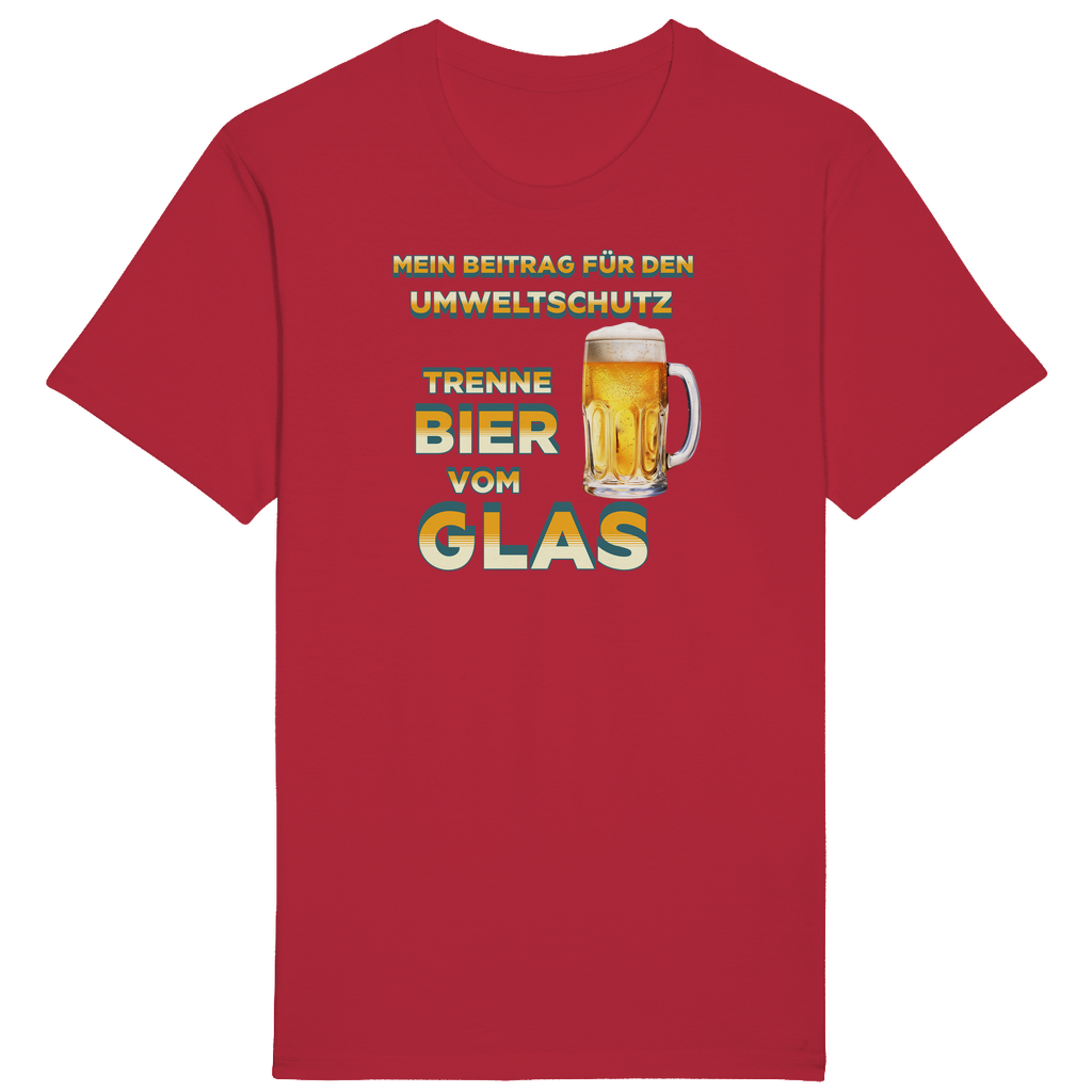 Rotes T-Shirt mit einem humorvollen Spruch zum Umweltschutz in gelb-weiß-blauem Farbverlauf: „Mein Beitrag für den Umweltschutz – Trenne Bier vom Glas“. Neben dem Text befindet sich ein Bierkrug mit goldenem Bier und Schaum.