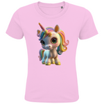 Ein rosa Kinder-T-Shirt mit einem farbenfrohen Einhorn-Design. Das Einhorn hat eine Regenbogenmähne und große, strahlende Augen, die ihm einen niedlichen und lebendigen Ausdruck verleihen. Sein verspieltes Horn und die zarten Verzierungen auf seinem Gesicht ergänzen das charmante Design. Das T-Shirt bietet eine ideale Option für Kinder, die magische und fantasievolle Motive lieben.