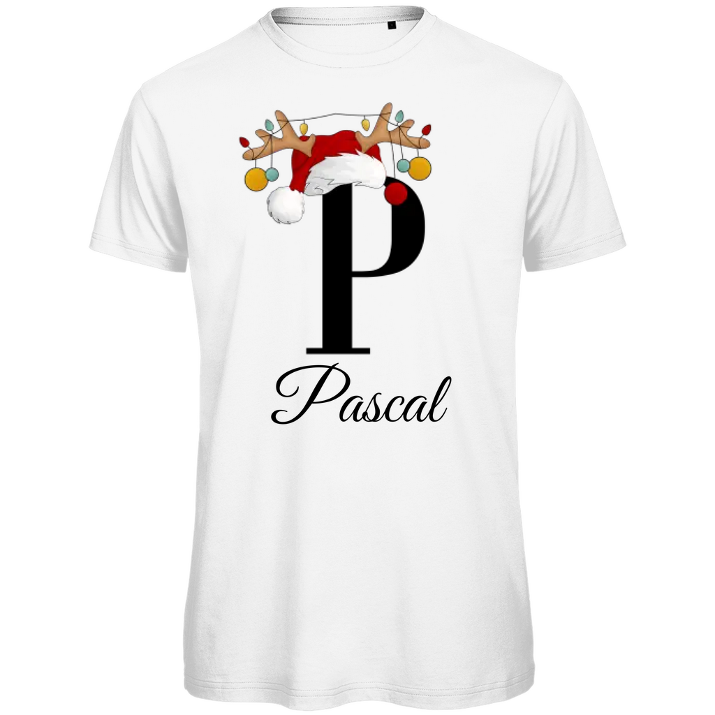 Ein weißes T-Shirt mit einem weihnachtlichen Design. Der große Buchstabe "P" ist mittig auf der Brust abgebildet und trägt einen Weihnachtsmann-Hut sowie Rentiergeweihe, an denen bunte Weihnachtskugeln hängen. Unterhalb des Buchstabens steht der Name "Pascal" in eleganter, geschwungener Schrift. Das Design vermittelt eine festliche Stimmung und ist personalisiert für den Namen Pascal.