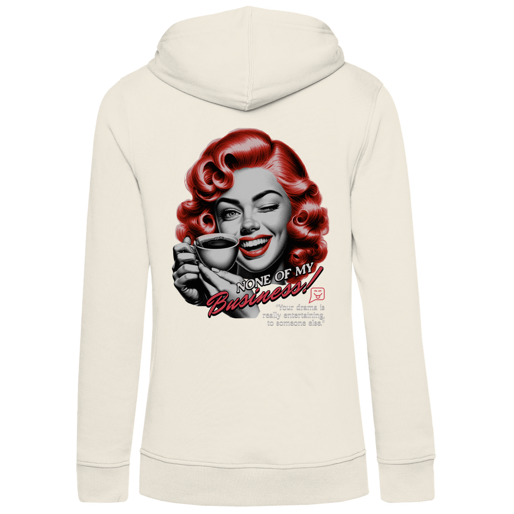 Cremefarbener Damen-Hoodie, Rückansicht, mit einem Vintage-inspirierten Design. Das Motiv zeigt eine Frau mit roten Locken, die eine Kaffeetasse hält und zwinkert. Der Text lautet „None of my Business!“, gefolgt von „Your drama is really entertaining to someone else.“. Der Hoodie kombiniert eine sanfte Farbe mit einem humorvollen Retro-Statement auf der Rückseite.