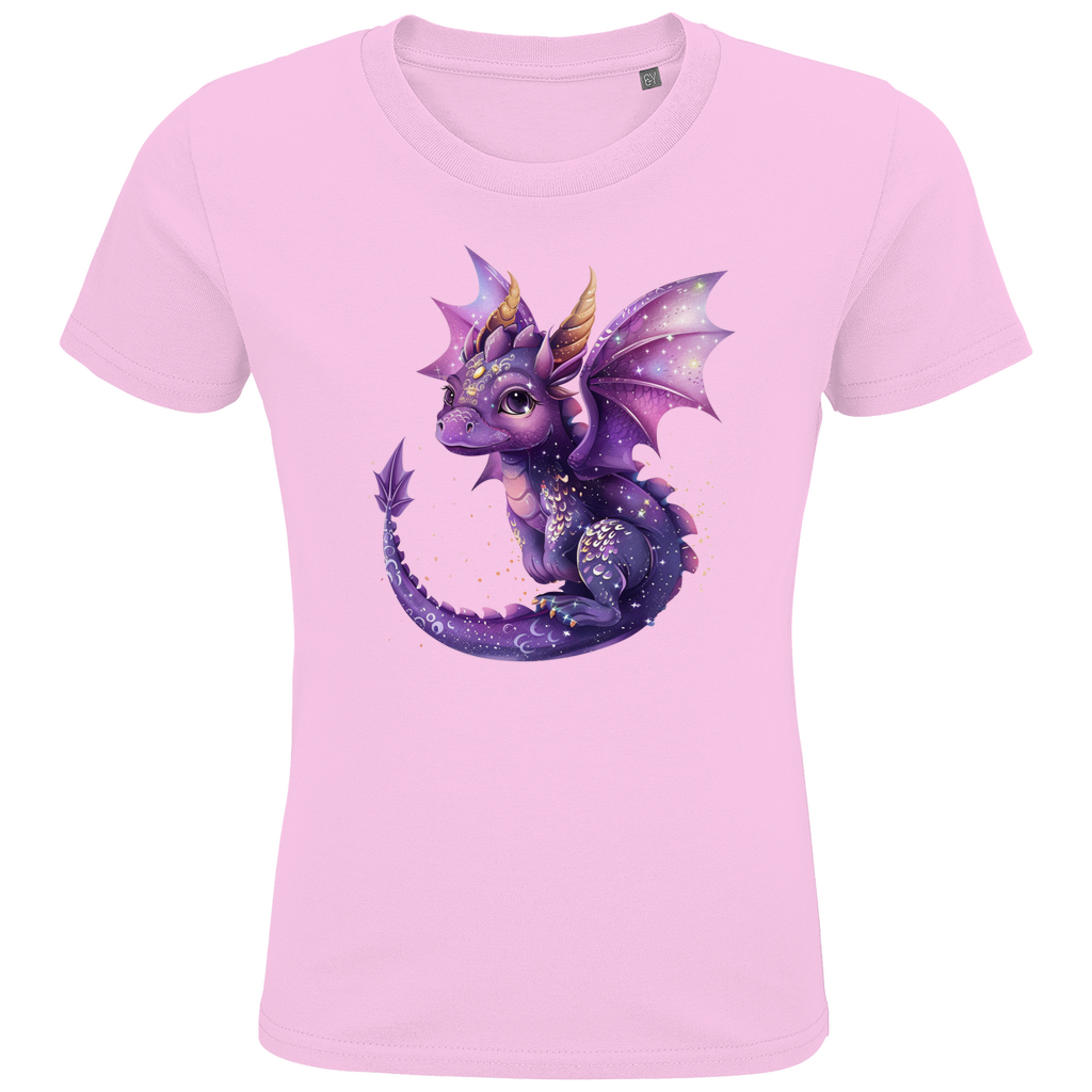 Ein rosa Kinder-T-Shirt, bedruckt mit einem niedlichen lila Drachen. Der Drache hat große, freundliche Augen, goldene Hörner und schimmernde Flügel, die mit kleinen Sternen und glitzernden Punkten verziert sind. Der Detailreichtum des Designs, von den zarten Schuppen bis zu den leuchtenden Farben, macht das Motiv besonders ansprechend und fantasievoll. Ein ideales T-Shirt für Kinder, die magische und zauberhafte Motive lieben.