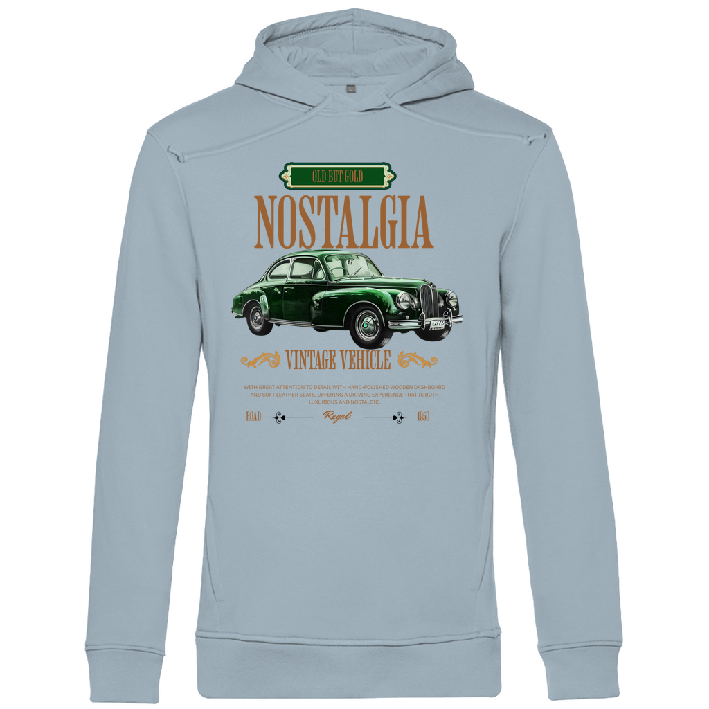 Ein hellblauer Hoodie mit einem Vintage-Design, das ein klassisches grünes Auto und den Schriftzug "Nostalgia" zeigt. Über dem Auto befindet sich der Text "Old But Gold" in einem dekorativen Rahmen, und darunter steht "Vintage Vehicle" in eleganter Schrift. Ein zusätzlicher Text beschreibt die luxuriösen Details des Fahrzeugs, wie das handpolierte Holzarmaturenbrett und die Ledersitze. Das Design strahlt eine nostalgische und elegante Atmosphäre aus, ideal für Liebhaber klassischer Automobile.