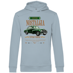 Ein hellblauer Hoodie mit einem Vintage-Design, das ein klassisches grünes Auto und den Schriftzug "Nostalgia" zeigt. Über dem Auto befindet sich der Text "Old But Gold" in einem dekorativen Rahmen, und darunter steht "Vintage Vehicle" in eleganter Schrift. Ein zusätzlicher Text beschreibt die luxuriösen Details des Fahrzeugs, wie das handpolierte Holzarmaturenbrett und die Ledersitze. Das Design strahlt eine nostalgische und elegante Atmosphäre aus, ideal für Liebhaber klassischer Automobile.