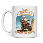 Eine weiße Tasse mit dem humorvollen Design 'Ich bin Rentner, ich muss gar nichts!', das einen fröhlichen Rentner auf einem Motorrad an einem Strand zeigt. Das Motiv kombiniert Spaß mit Lebensfreude und ist ideal für Ruheständler.