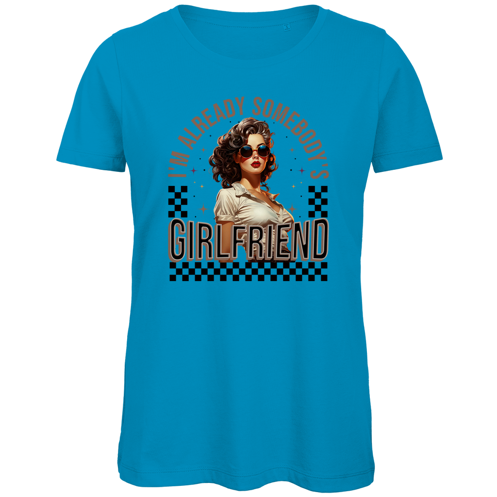 Damen Premium Bio T-Shirt mit Girlfriend-Design, erhältlich in vielen ausgesuchten Farben, aus nachhaltiger Baumwolle, bequem und stilvoll – Delamira.