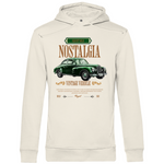 Ein beiger Hoodie mit einem Vintage-Design, das ein klassisches grünes Auto und den Schriftzug "Nostalgia" zeigt. Über dem Auto befindet sich der Text "Old But Gold" in einem dekorativen Rahmen, und darunter steht "Vintage Vehicle" in eleganter Schrift. Ein zusätzlicher Text beschreibt die luxuriösen Details des Fahrzeugs, wie das handpolierte Holzarmaturenbrett und die Ledersitze. Das Design strahlt eine nostalgische und elegante Atmosphäre aus, ideal für Liebhaber klassischer Automobile.