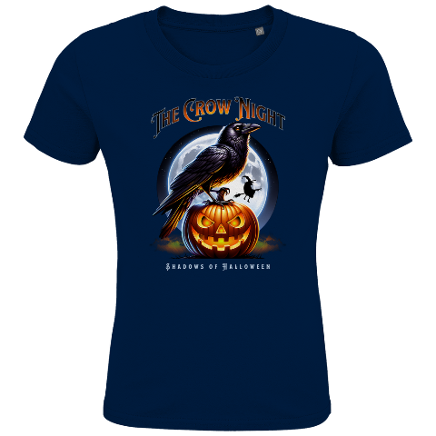 Ein dunkelblaues T-Shirt mit einem auffälligen Halloween-Design. Eine Krähe sitzt auf einem leuchtenden Kürbis, während im Hintergrund ein großer Vollmond und eine fliegende Fledermaus zu sehen sind. Oberhalb des Bildes steht der Schriftzug „The Crow Night“, darunter „Shadows of Halloween“. Das Design strahlt eine düstere und geheimnisvolle Halloween-Stimmung aus.