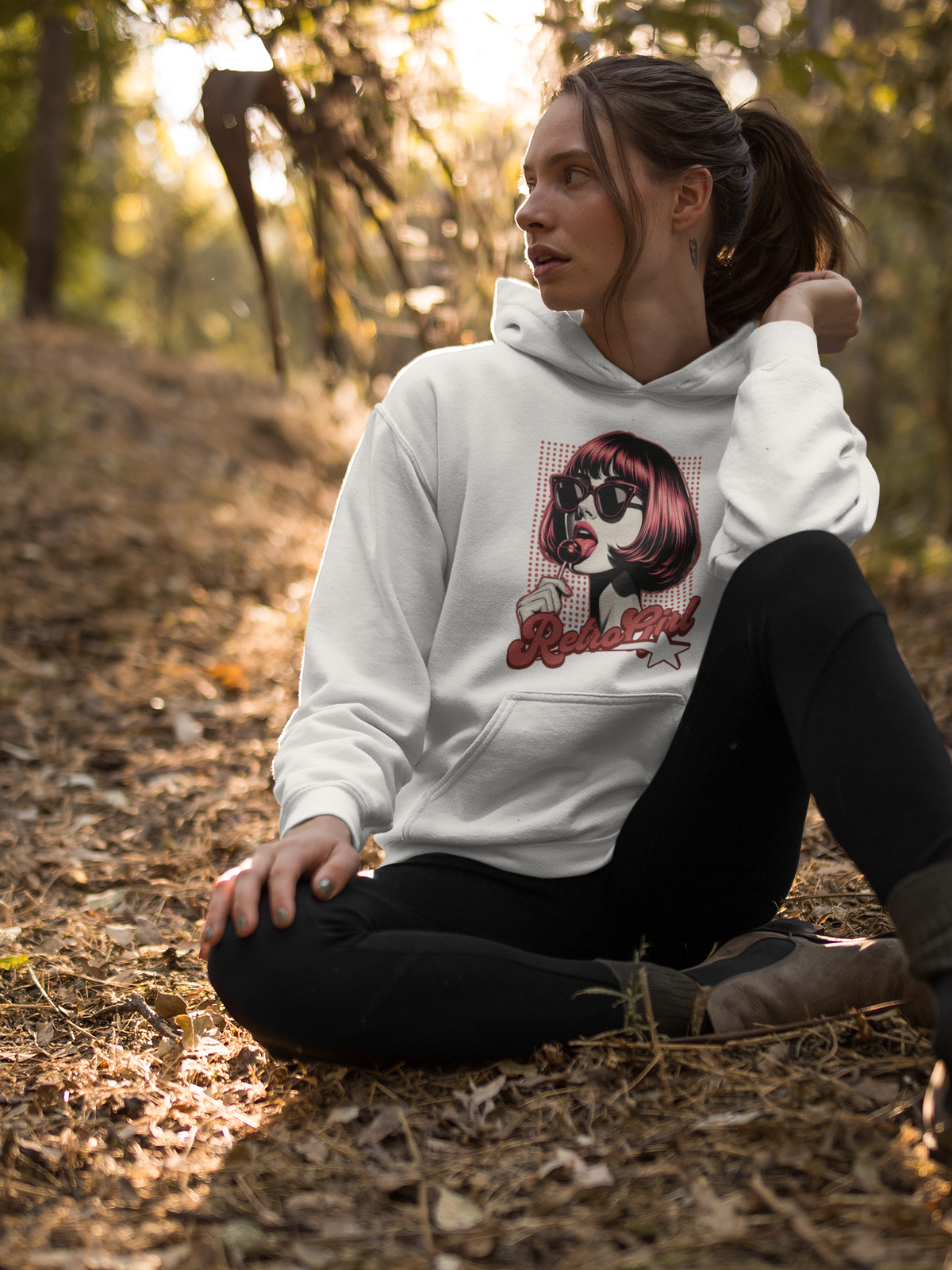 Damen Premium Bio Hoodie mit Retro Girl-Design, erhältlich in vielen ausgesuchten Farben, aus nachhaltiger Baumwolle, bequem und stilvoll – Delamira.