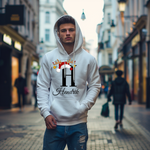 Ein weißer Hoodie mit einem festlichen Design. Der Buchstabe „H“ wird von einer Weihnachtsmütze und Rentiergeweihen mit bunten Christbaumkugeln geschmückt. Darunter steht der Name „Hendrik“ in eleganter, geschwungener Schrift. Dieses personalisierte Design verleiht dem Hoodie eine weihnachtliche und individuelle Note, perfekt für die Feiertage.