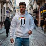 Das Bild zeigt einen jungen Mann, der einen weißen Hoodie trägt. Auf dem Hoodie ist ein großes „O“ mit weihnachtlichen Verzierungen abgebildet. Der Buchstabe ist mit einer roten Weihnachtsmütze und einem Rentiergeweih dekoriert, an dem bunte Kugeln hängen. Unter dem Buchstaben steht der Name „Oliver“ in eleganter, geschwungener Schrift. Der Hoodie strahlt eine festliche Stimmung aus und ist personalisiert für die Weihnachtszeit.