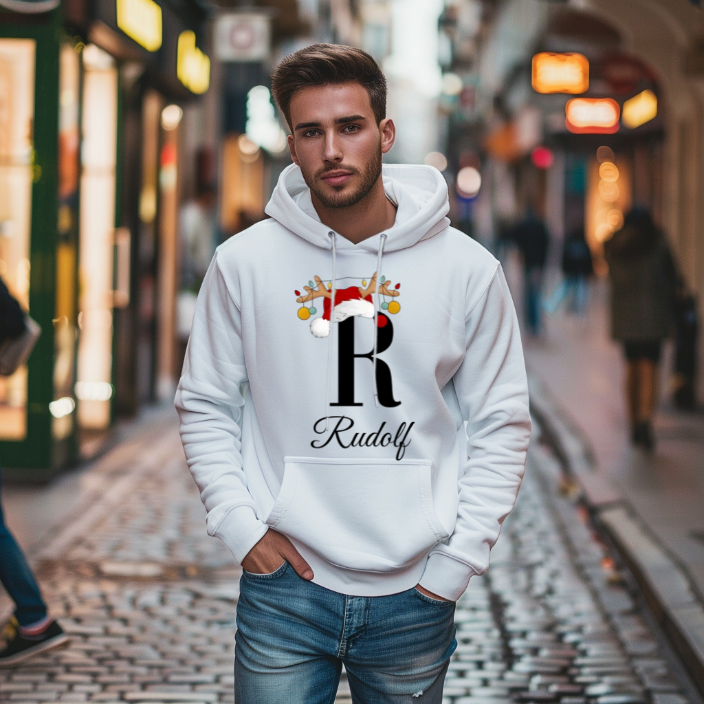 Ein weißer Hoodie mit einem weihnachtlichen Design, das den Buchstaben „R“ in Schwarz zeigt. Der Buchstabe ist mit einem Weihnachtsmann-Hut sowie Rentiergeweihen verziert, an denen bunte Kugeln hängen. Unter dem Buchstaben steht der Name „Rudolf“ in eleganter, geschwungener Schrift. Der Hoodie vermittelt eine festliche und persönliche Atmosphäre, perfekt für die Winter- und Weihnachtszeit. Der Träger läuft durch eine beleuchtete Einkaufsstraße, die eine warme, einladende Stimmung erzeugt.