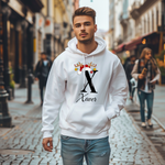 Ein weißer Hoodie mit einem weihnachtlichen „X“-Design in Schwarz, verziert mit einem Weihnachtsmann-Hut und Rentiergeweihen, an denen bunte Kugeln hängen. Unter dem Buchstaben steht der Name „Xaver“ in eleganter, geschwungener Schrift. Der Hoodie strahlt eine festliche und personalisierte Stimmung aus, ideal für die Weihnachtszeit. Der Träger läuft durch eine städtische Straße, umgeben von Passanten, was eine lebendige und warme Atmosphäre schafft.