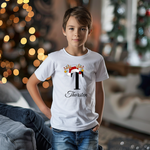 Weißes T-Shirt mit weihnachtlichem Design. Der schwarze Buchstabe ‚T‘ ist mit einem Weihnachtsmann-Hut und Rentiergeweihen geschmückt, an denen bunte Kugeln hängen. Darunter ist der Name ‚Thorsten‘ in eleganter, geschwungener Schrift zu sehen. Ideal für die festliche Jahreszeit.